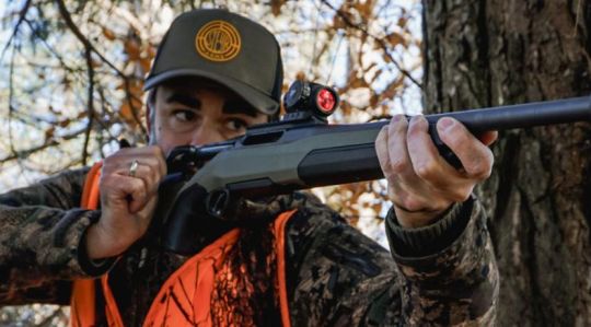Cazador utilizando un rifle de cerrojo rectilíneo STEYR RMS WILD