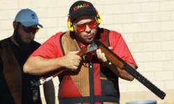 Alberto Fernández en plena competición comprobando el estado de su escopeta