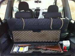 Armas en el maletero de un coche