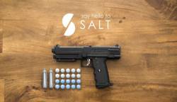 imagen de Pistola no letal con proyectiles de “sal y pimienta”