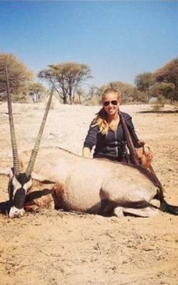 Axelle Despiegelaere junto a un trofeo de caza