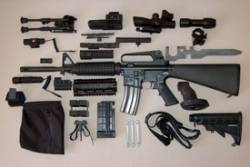 Fusil AR-15 rodeado de múltiples accesorios