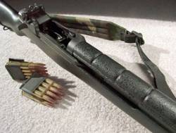 Peines del .30-06 junto a un M1 Garand