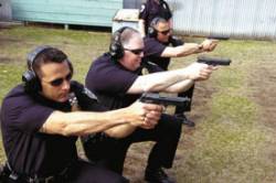 Policías realizando entrenamientos de precisión de tiro