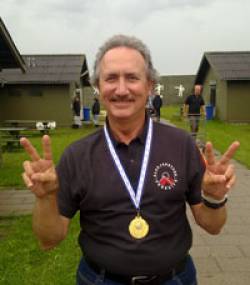 Teo Ríos posa con la medalla de oro obtenida en Súper Senior Open
