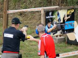 Uno de los tiradores resolviendo un ejercicio en el Campeonato de Asturias de IPSC 2011