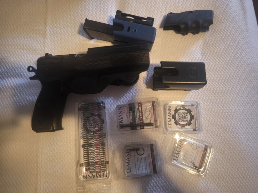 Imagen Cz75B con funda