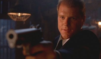 Compañeros,

En vista de las ganas de algunos (Elcafe, Wilcow, Vrakk, etc) por adivinar armas de películas 90