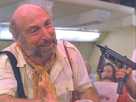 Compañeros,

En vista de las ganas de algunos (Elcafe, Wilcow, Vrakk, etc) por adivinar armas de películas 100
