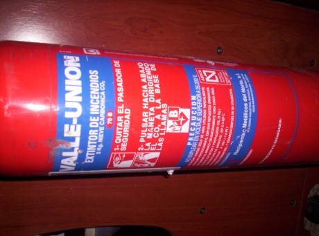 hola, tengo una dua me han regalado un extintor lleno pero no estoy seguro de si es co2 o no y la otra 00