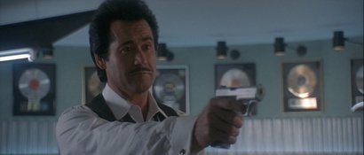 Compañeros,

En vista de las ganas de algunos (Elcafe, Wilcow, Vrakk, etc) por adivinar armas de películas 40