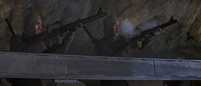 Compañeros,

En vista de las ganas de algunos (Elcafe, Wilcow, Vrakk, etc) por adivinar armas de películas 60