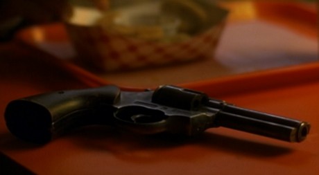 Compañeros,

En vista de las ganas de algunos (Elcafe, Wilcow, Vrakk, etc) por adivinar armas de películas 40