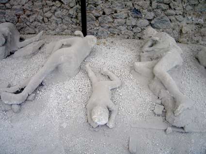   http://img200.imageshack.us/img200/2055/erupcion3.jpg  

foto tomada mas menos hace 50