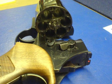 Unica pistola semiautomática auto-revólver tipo doble acción Caliber(s).357 Magnum, también.44 Magnum 01