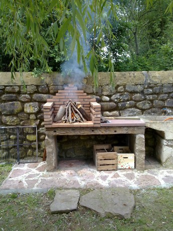 Aqui expongo una manera de hacer fuego con la finalidad de hacer una barbacoa.
El primer paso es tener 40
