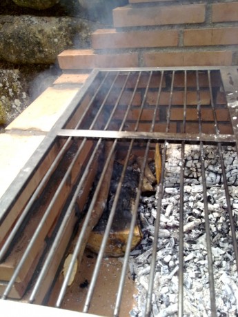 Aqui expongo una manera de hacer fuego con la finalidad de hacer una barbacoa.
El primer paso es tener 52