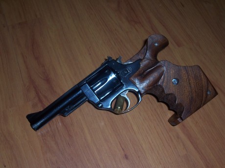 Hola! a ver si me podeis aclarar la siguiente duda: tengo un S&W 686 con armazon redondo y quiero 10