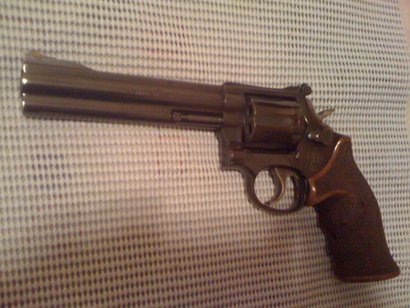 SE VENDE O CANBIO REVOLVER SMITH & WESSON DE 6 PULGADAS PORQUE CAMBIO DE MARCA,HACE UNOS BLANCOS MUY 00