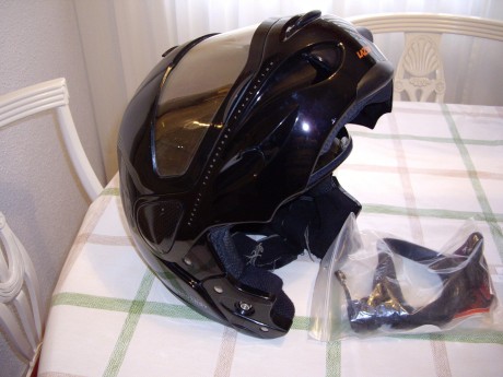 Por haber vendido la moto, vendo casco integral marca LAZER, seminuevo, mascarilla sin usar, prácticamente 02