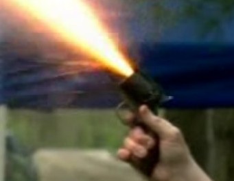 ¿Por queé motivo sucede esto en una revolver de avancarga?

Muchas gracias  :pist: 60