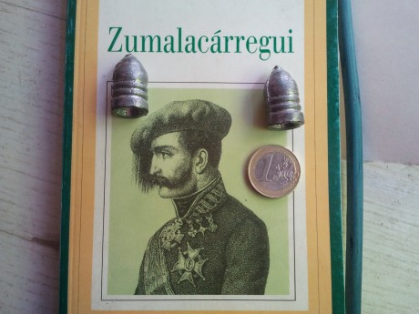 Un amigo, historiador como pocos habrá, posee esta turquesa carlista original, de 1833, procedente del 10