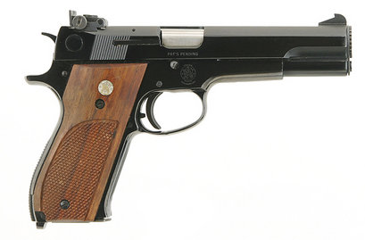 Un amigo y yo tenemos dos S&W Master 52, en la parte izquierda de la corredera hay la siguiente inscripcion 90
