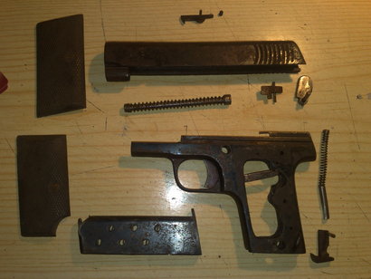 no se que pistola es ni marca ni modelo ademas que le falta el cañon y la pieza de retenida o algun tipo 01
