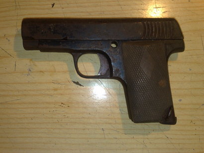 no se que pistola es ni marca ni modelo ademas que le falta el cañon y la pieza de retenida o algun tipo 00