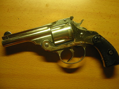 Hace poco me dieron este revolver y limpiando la mierdecilla que tenia entre el guardamontes y el armazon 01