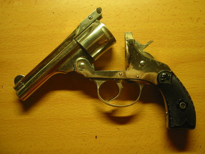 Hace poco me dieron este revolver y limpiando la mierdecilla que tenia entre el guardamontes y el armazon 00