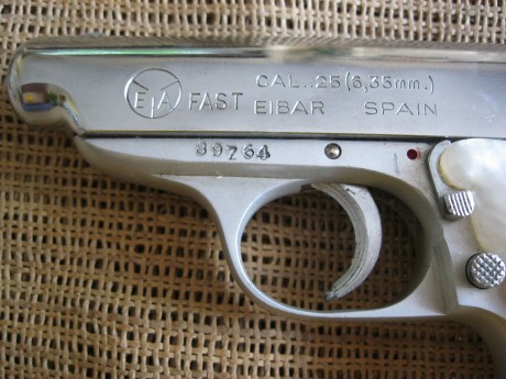 Pistola cromada  FAST en cal 6,35 mm fabricada por  E A siglas de Echave y Arizamendi  (Eibar) en los 02