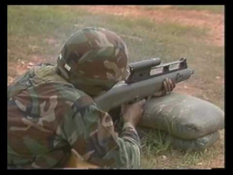 Queridos amigos, tengo una duda.

Como todos sabemos, hay escopetas semi-automaticas, automaticas, de 40