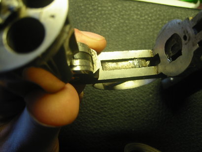 Hace poco me dieron este revolver y limpiando la mierdecilla que tenia entre el guardamontes y el armazon 41