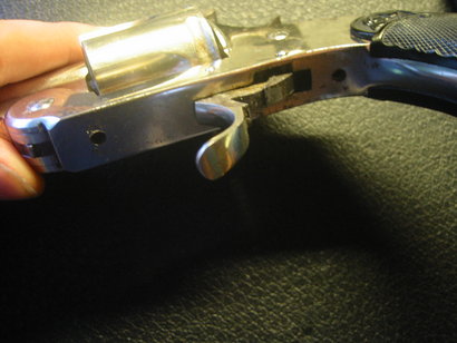 Hace poco me dieron este revolver y limpiando la mierdecilla que tenia entre el guardamontes y el armazon 40