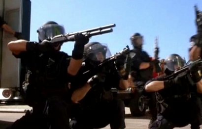 Compañeros,

En vista de las ganas de algunos (Elcafe, Wilcow, Vrakk, etc) por adivinar armas de películas 40