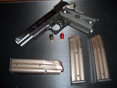 Como ya comente hace unos días y después de romperme los cuernos por una pistola u otra, al final me he 01