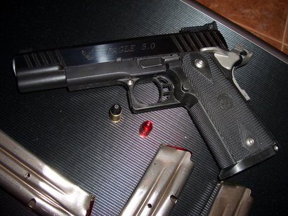 Como ya comente hace unos días y después de romperme los cuernos por una pistola u otra, al final me he 00