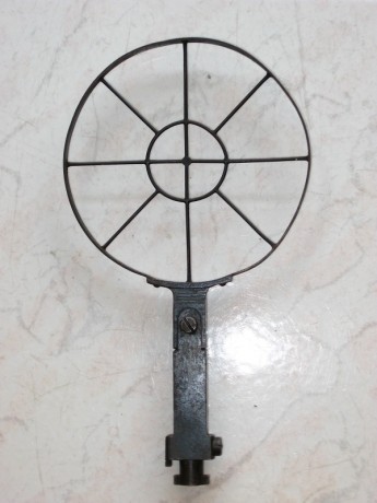 Hola, me preguntaba si alguien podría identificar la ametralladora que llevaba esta parrilla antiaerea.
Lo 00