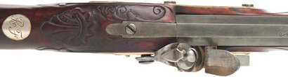 Hola de nuevo, os coloco aqwi unas fotos de unas armas bellamente grabadas. Son unas fotos recogidas por 72