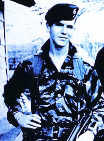 Ni M-16A1 ni AKM-47... mirad:

 http://img814.imageshack.us/img814/3765/2s79h55.jpg 
 10