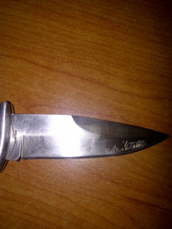 Hola.
Tengo una navaja Al Mar que me regaló mi padre hace tiempo. Hace un par de años pasó un afilador 00