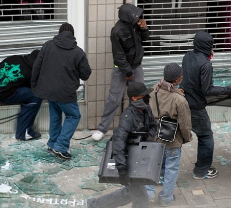  http://www.libertaddigital.com/mundo/2011-08-07/el-gobierno-britanico-considera-los-disturbios-de-londres-totalmente-inaceptables-1276431934/ 02