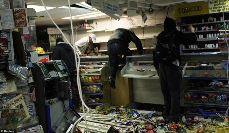  http://www.libertaddigital.com/mundo/2011-08-07/el-gobierno-britanico-considera-los-disturbios-de-londres-totalmente-inaceptables-1276431934/ 11