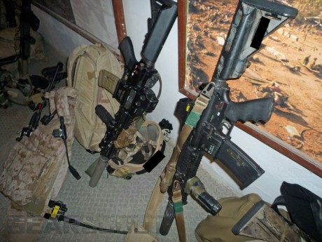 Seguramente fue esta, el HK 416.
Mirad delante de Hillary, la foto que tiene, sobre la computadora. 10