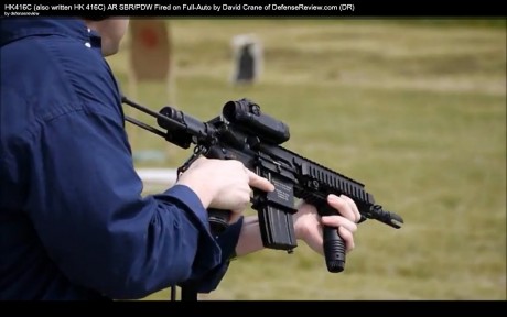 Seguramente fue esta, el HK 416.
Mirad delante de Hillary, la foto que tiene, sobre la computadora. 40