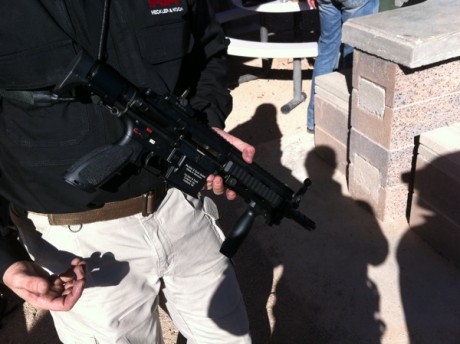 Seguramente fue esta, el HK 416.
Mirad delante de Hillary, la foto que tiene, sobre la computadora. 80