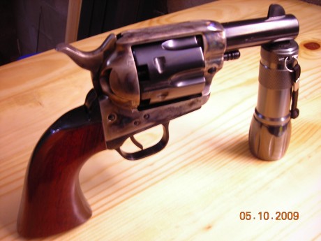 Hola: He visto en internet, un revolver Uberti, el Cattleman Sheriff 3" calibre 44 que lo presentan 90