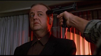 Compañeros,

En vista de las ganas de algunos (Elcafe, Wilcow, Vrakk, etc) por adivinar armas de películas 90