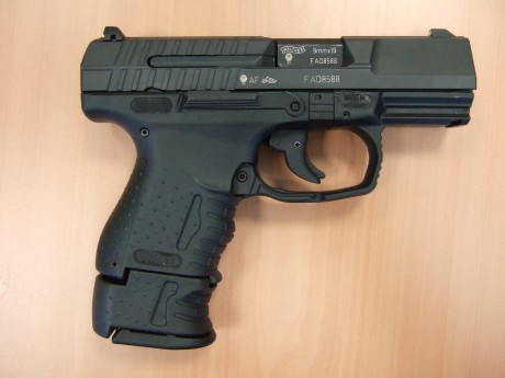 Saludos a todos. En que pelicula 007 su jefe le obliga a sustituir su veterana Beretta por la 
Walther 80